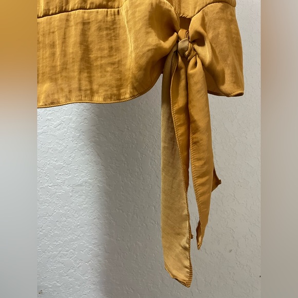 Simply Vera Vera Wang Gold Blouse size Large - Picture 3 of 5